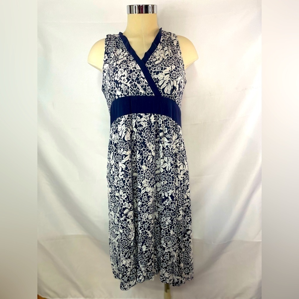 LL BEAN navy and white floral Vneck dress. This hangs beautifully. Size XL